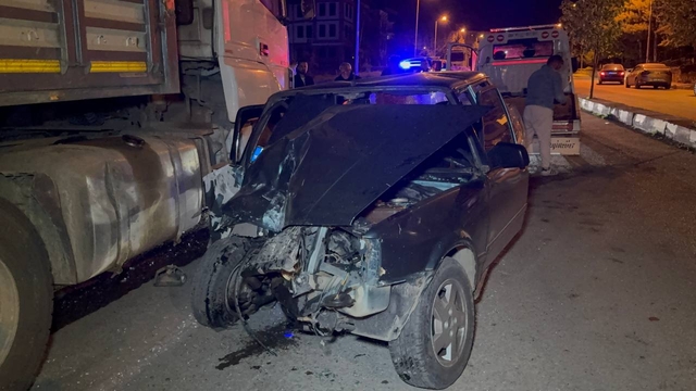 Karabük'te park halindeki tıra çarpan otomobilin sürücüsü yaralandı