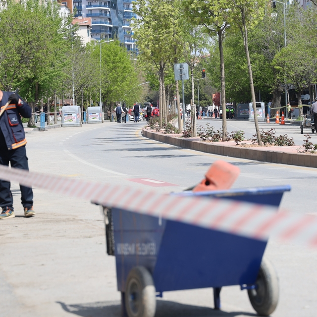 Bayramda görevlerini bırakmadılar: Temizlik işçilerinden takdirlik hareket...