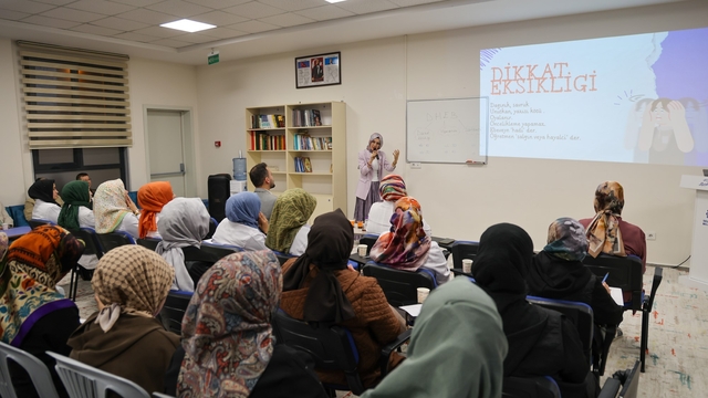 Hatice Hatun Mahalle Külliyesi Çocuk Mektebi'nde aileler eğitim seminerleri ile bilgilendiriliyor