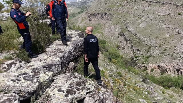 Viyadükte mahsur kalan genç kurtarıldı