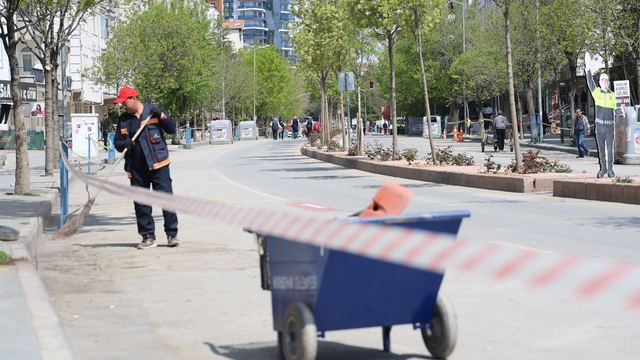 Bayramda görevlerini bırakmadılar: Temizlik işçilerinden takdirlik hareket
1 Mayıs'ta hem çalıştılar hem takdir topladılar