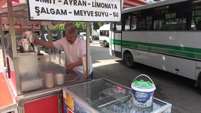 1 Mayıs'ta çalışan seyyar satıcı: "İşçi bayramında en çok işçiler çalışıyor"
Adana'da 1 Mayıs'ta işçiler sahada