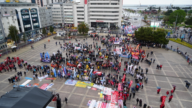 Samsun'da yağmur altında 1 Mayıs kutlaması