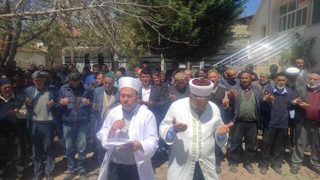 Yağmur dualarının yerini şükür duaları aldı
Yozgat'ta geçtiğimiz yıllarda yağmur duasına çıkan Gümüşdiğin Mahallesi sakinleri, bu kez bol yağışlar için şükür duasına çıktı