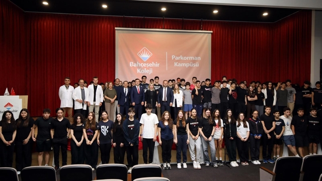 Rektör Özkan'dan lise öğrencileriyle ufuk açıcı sohbet