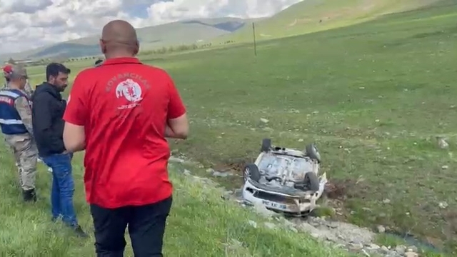 Elazığ'da otomobil şarampole devrildi: 3 yaralı