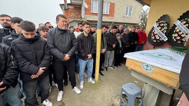 Bıçaklanarak öldürülen genç toprağa verildi