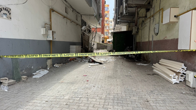Şanlıurfa'da film sahnesi gibi kurtarma operasyonu
İnşaata asansör faciası: Balkonda asılı kalan işçi dakikalarca kurtarılmayı bekledi
Balkon demirleri kesilerek işçi kurtarıldı