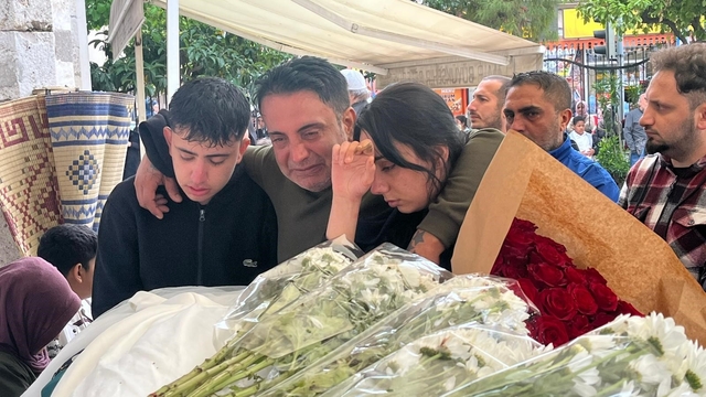 Kızını ameliyat masasında kaybeden babanın tabuttaki evladına son bakışı
Burun estetiği ameliyatında hayatını kaybeden Hatice'ye acı veda