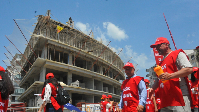 Hatay'da 1 Mayıs yürüyüşle kutlandı; bazı inşaat işçileri çalıştı