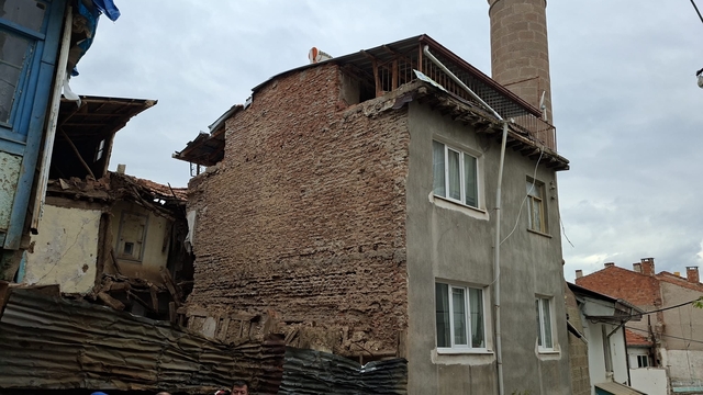 Sandıklı'da bir evde göçük oluştu