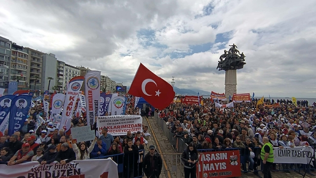 İzmir'de 1 Mayıs Emek ve Dayanışma Günü kutlandı