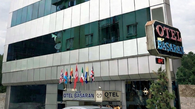 Bilecik'te konaklama sektörü durma noktasına geldi
Otel işletmecisi Serkan Işık:
"Denetimlerin yangın güvenliğinden ziyade imar mevzuatı üzerinden yürütülmesi nedeniyle işletmelere itfaiye uygunluk raporu verilmemektedir. Bilecik'te uygulanan bu farklı ve katı yaklaşım, ilimizdeki otelleri adeta kapanmaya zorlayan bir sürece dönüşmüştür"