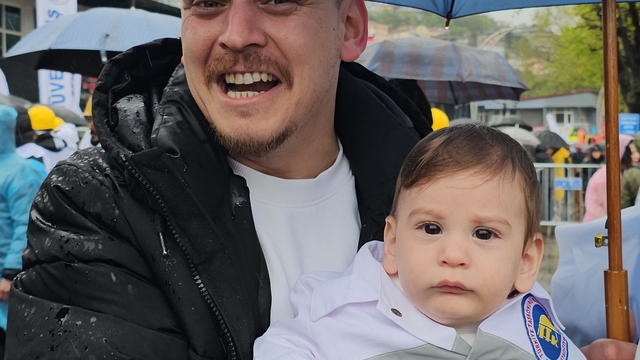 Madenci kıyafetli bebek Zonguldak'taki 1 Mayıs yürüyüşünün simgesi oldu