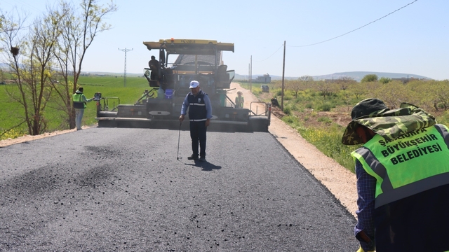 Şanlıurfa'da 14 kilometrelik grup yolunda asfalt seferberliği sürüyor