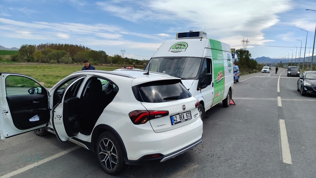 Konya'da minibüs ile otomobilin çarpıştığı kazada 4 kişi yaralandı
