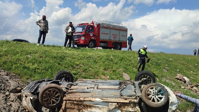 Elazığ'da şarampole devrilen otomobildeki 1 çocuk yaralandı