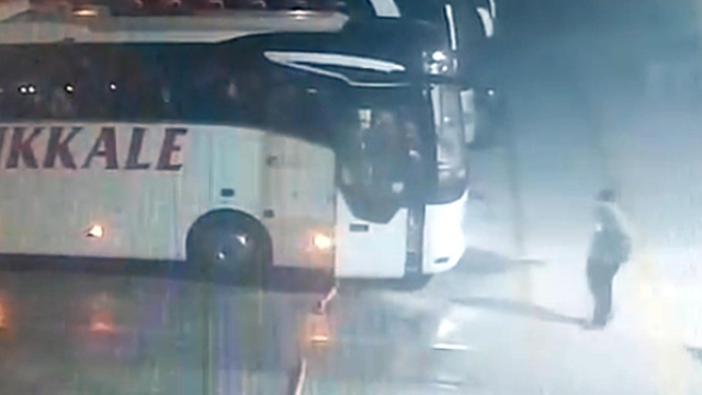 Balıkesir'de yolcu otobüsü devrildi; 3 ölü, 30 yaralı (3)