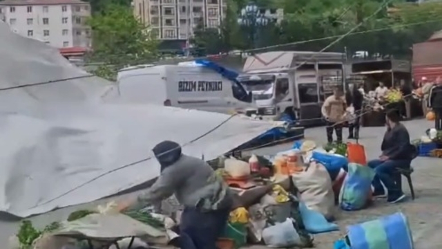 Artvin'de fırtına nedeniyle pazardaki tezgahlar devrildi, ürünler etrafa savruldu