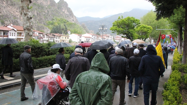 Amasya'da yağmur altında 1 Mayıs yürüyüşü
