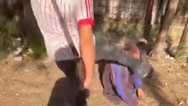 Sokakta uyuyan yaşlı adamın yüzüne tekme atıp sosyal medyada paylaştılar
İzmir'de savunmasız yaşlı adama acımasız saldırı kamerada