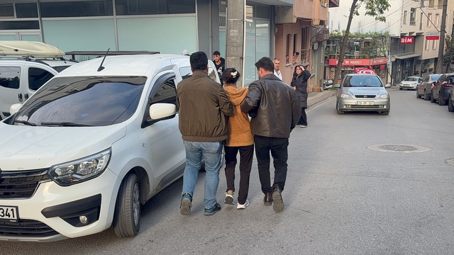 ''Bu araç benim'' diyerek  hırsızlık için girdiği araçtan inmeyen kadın tutuklandı