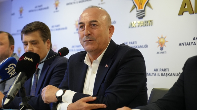 AK Partili Çavuşoğlu'ndan Büyükşehir'e çağrı: "Antalya'nın imajını bozmaya hakkınız yok"
Önceki dönem Dışişleri Bakanı ve AK Parti Antalya Milletvekili Mevlüt Çavuşoğlu:
"Bir an önce arıtmalardaki eksiklikler giderilsin, yapılması gereken yeni yatırımlar yapılsın"
"Yolsuzluk operasyonları bahane edilmesin. Devlet ödeme yapmaya, milletimiz de Emlak Vergisi, su parası dahil diğer katkıları ödemeye devam ediyor"
"Eğer hiç yapamıyorlarsa da yazıyla Turizm Bakanlığı'na başvursunlar, 'Biz yapamıyoruz, siz yapın' desinler"
AK Parti'ye katılan Serik Belediye Başkanı Kumbul ve 5 meclis üyesine törenle rozet takıldı