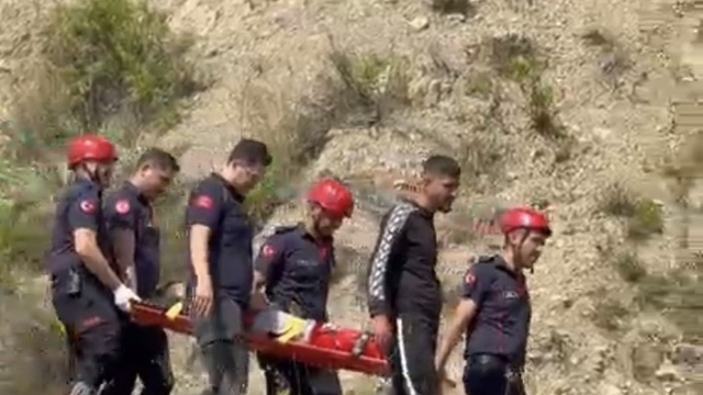 Kekik toplarken düşüp ayağı kırılan çocuk, 2 kilometre sedyeyle taşındı
