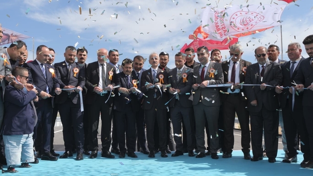 Karaman'da yeni çevre yolunun 1. etabı törenle açıldı
Ulaştırma ve Altyapı Bakanı Abdulkadir Uraloğlu:
"Çevre yolu ile yıllık 340 milyon lira tasarruf edilecek"