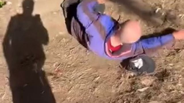 Sokakta uyuyan yaşlı adamın yüzüne tekme atıp paylaşan 2 şüpheli gözaltında