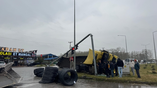 Samsun'da devrilen tırın sürücüsü yaralandı