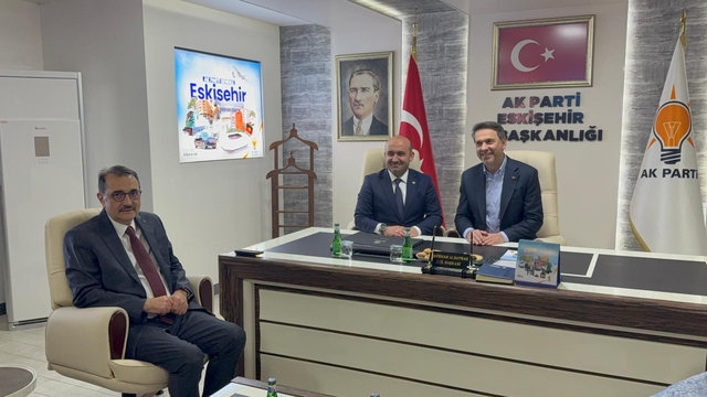 Bakan Bayraktar: "600 milyon dolarlık yatırım olacak, bin 500'e yakın yeni istihdamı Eskişehir'imize kazandırzacağız"
"Nadir toprak elementlerinde dünyanın ilk beşine girme hedefimiz var"
"Şimdi endüstriyel tesis üretimine inşallah bu sene içerisinde başlıyoruz"
"Bin 500'e yakın da yeni istihdamı inşallah biz Eskişehir'imize, özellikle bu bölgelerimize kazandırmış olacağız"