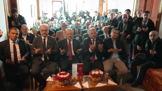 Şeyh Şaban-ı Veli dualarla anıldı
Bakan Yardımcısı Çam: "Şu anda dünya maddi sıkıntı yaşamıyor, manevi açlık yaşıyor, o manevi açlığın şifası bu topraklarda"
