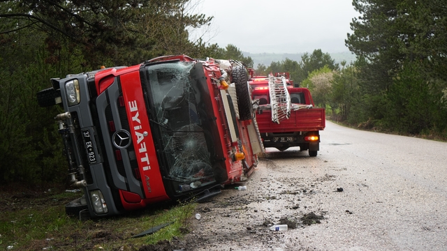 Kastamonu'da yangın ihbarına giden itfaiye aracı kaza yaptı: 3 yaralı