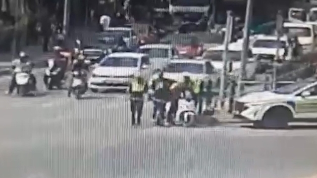 Kuryeyi polisin 'heimlich' manevrası kurtardı
