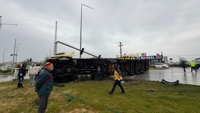 TIR aydınlatma direğine çarpıp, devrildi; 1 yaralı