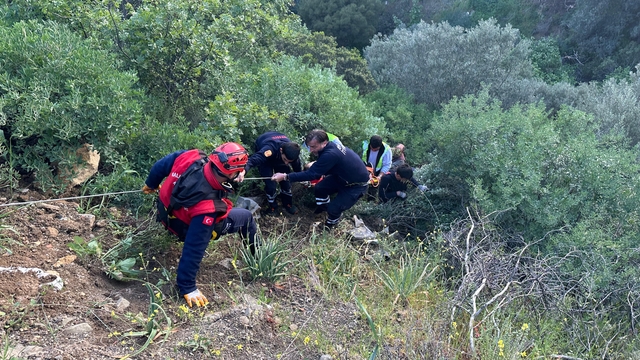 Çanakkale'de aracıyla uçuruma düşen sürücü kurtarıldı
