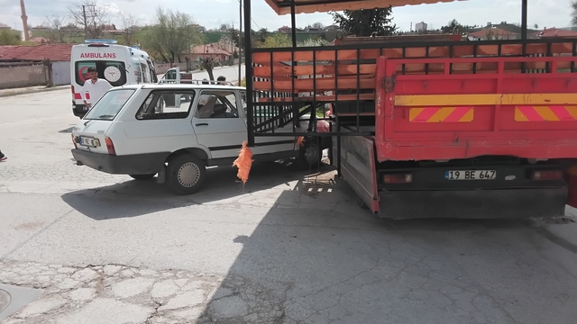 Çorum'da otomobil ile kamyon çarpıştı: 1 yaralı