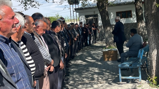 Iğdır'da arkadaşının elindeki silahın patlaması sonucu ölen çocuk toprağa verildi