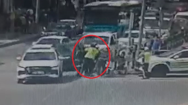 Nefes borusuna cisim kaçan moto kurye, polislerin 'heimlich' manevrası ile hayata tutundu; o anlar kamerada