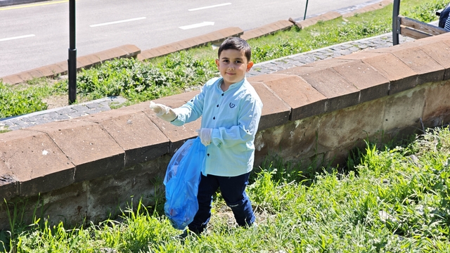 Bitlis'te 7 yaşındaki öğrenci başlattığı kampanyayla çevre temizliğine dikkati çekti
