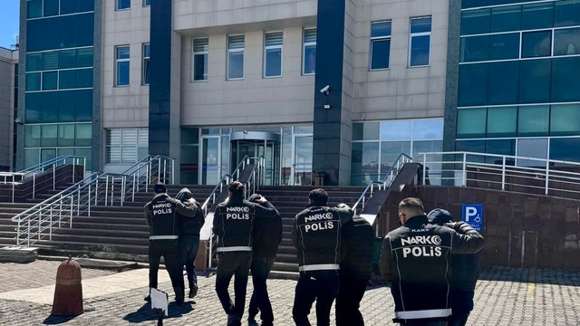 Kars'ta uyuşturucu operasyonunda yakalanan 4 zanlı tutuklandı