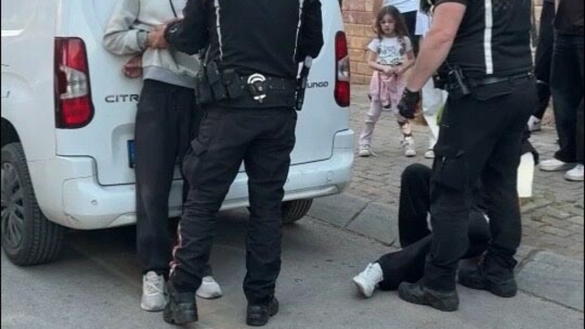 Kaçan motosiklet sürücüsü, kazadan sonra polise sarılıp ağladı