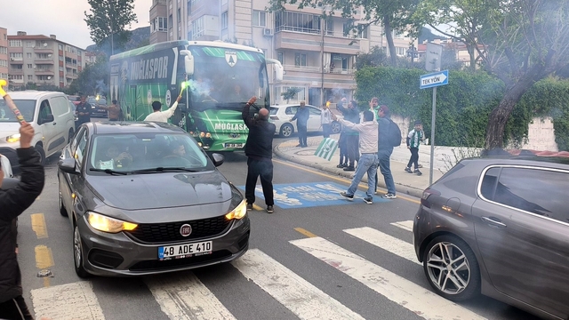 Muğlaspor'a taraftarlardan meşaleli karşılama