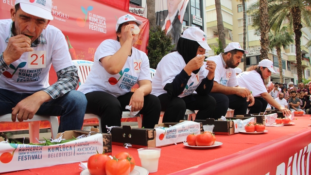 En acı yarışmada altın için mücadele ettiler
Erkek yarışmacı 474 gram, kadın yarışmacı 146 gram acı biberi 3 dakikada yiyerek yarım altın kazandı