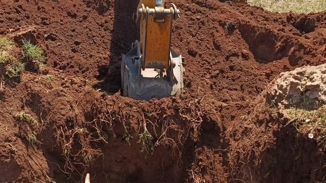 Ekipler seferber oldu, çukura düşen inek kurtarıldı