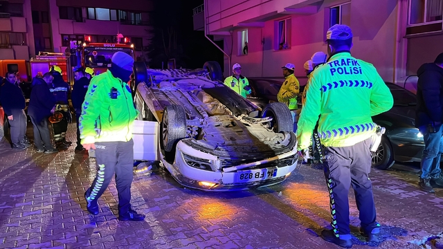 Bolu'da park halindeki araçlara çarpıp takla attı: Sürücü alkolmetreye üfleyemedi