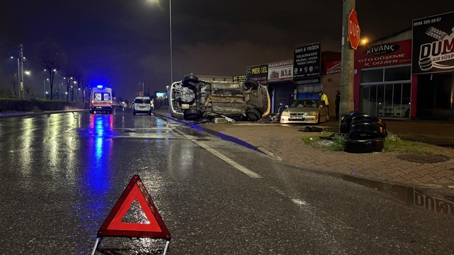 Kayseri'de otomobil park halindeki araca çarpıp yan yattı: 2 yaralı