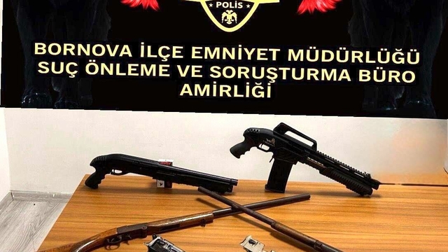 İzmir'de 2 evde yapılan aramada 7 ruhsatsız tabanca ve 4 pompalı tüfek ele geçirildi; 3 gözaltı