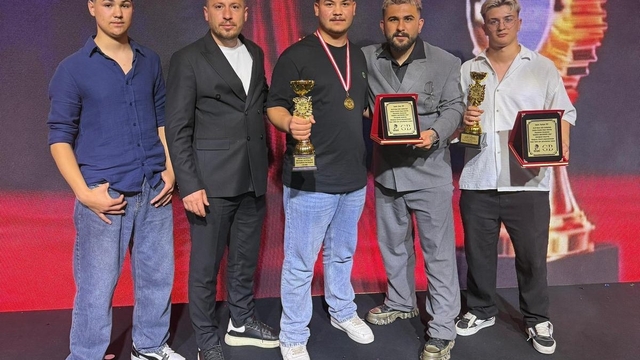 Akhisarlı berberler dünya sahnesinde jüri koltuğunda
Antalya'daki uluslararası organizasyonda Akhisarlı ustalar jüri olarak görev aldı, genç yetenekler de dereceye girdi